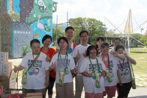 马志贤总经理(后排左二)代表震旦集团致赠保温瓶组。