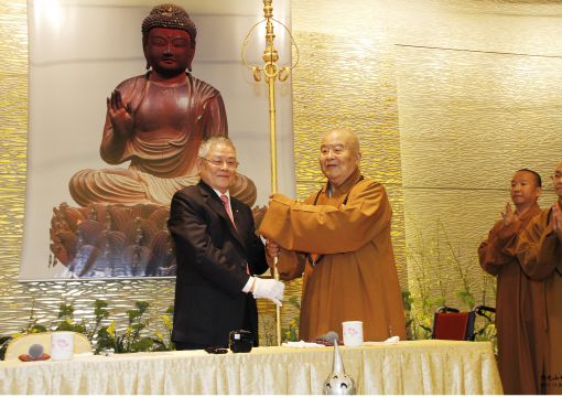 震旦集团陈永泰董事长接受佛光山致赠感谢状。
