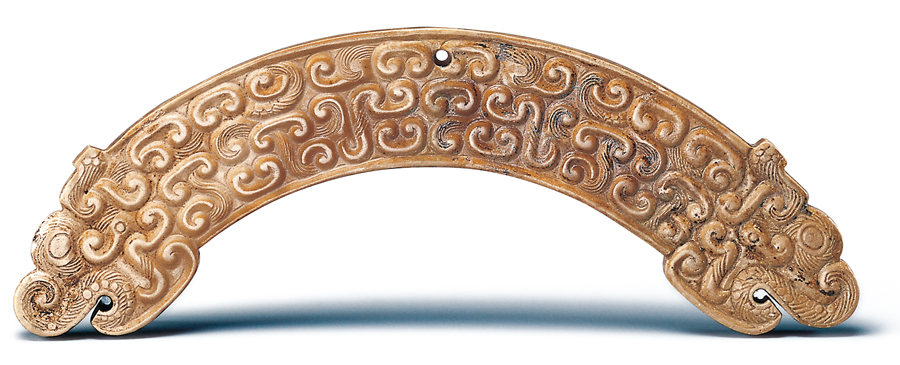 春秋晚期 玉珩 虺龙纹采左右对称之布局，大龙纹融入玉珩两端，成为双龙首的形制。（图三）
