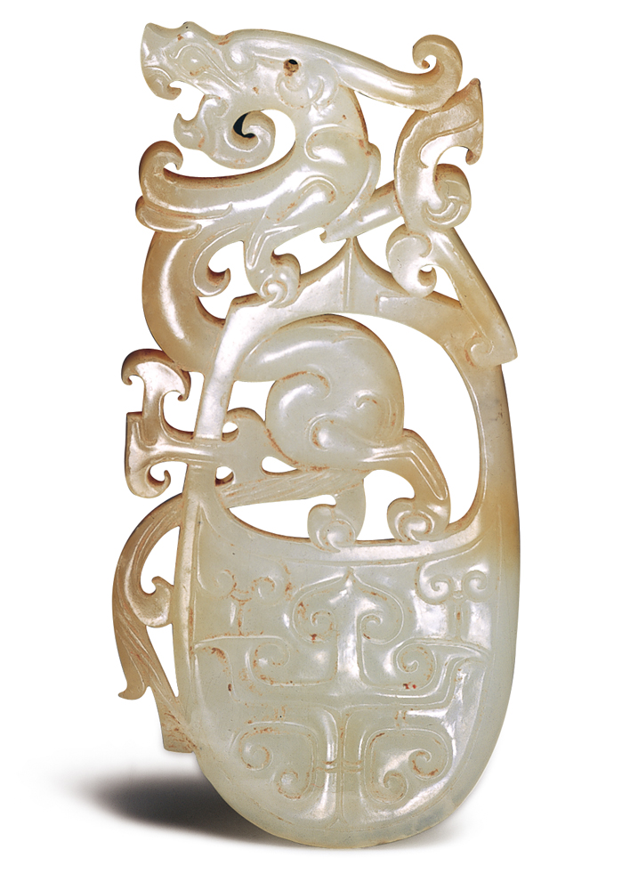 汉代．龙纹韘形佩 此器运用韘形佩内孔与外侧的玉料，透雕为直立式的龙纹，成为突破传统的设计。（图五）