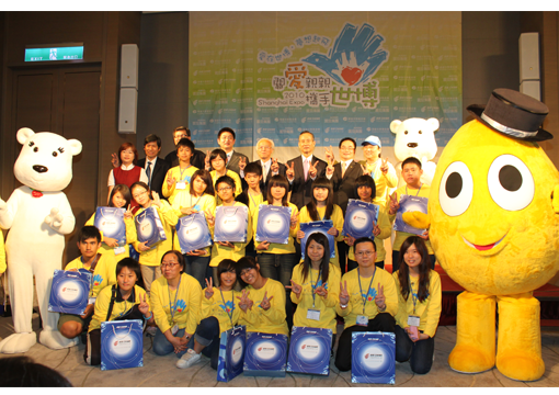 由震旦、远雄与国航共同赞助台湾百位弱势儿童到上海参观世博。