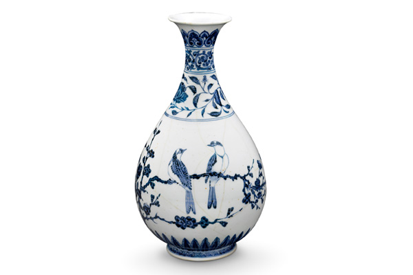 明永乐．青花玉壶春瓶+此器以花鸟纹为主，因画风写实、周边留白，+呈现绘画般的风格。（图二）