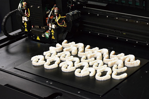 震旦持续发展3D列印解决方案，从工业应用延伸至医疗级应用（如：齿模）。