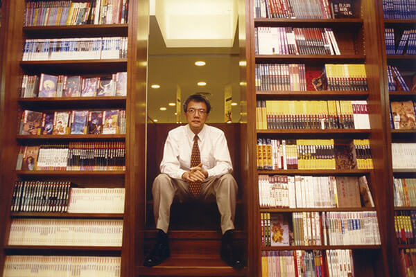 诚品创办人吴清友先生1996年在敦南书店（诚品提供）