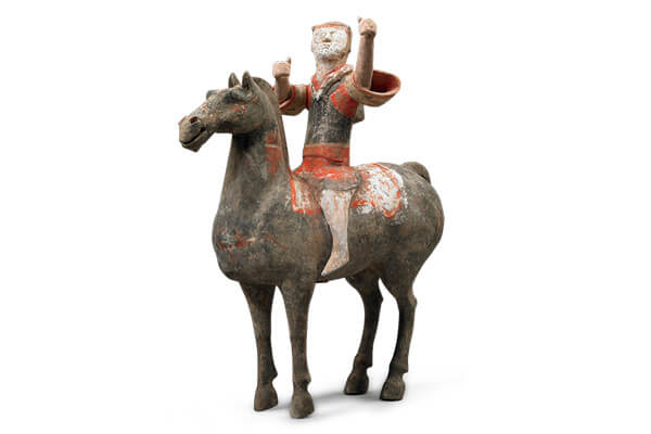 西汉．骑马俑+西汉骑马俑的体型小，表情温和，衣着装束比较简约，缺乏临阵前的紧张之气。（图三）