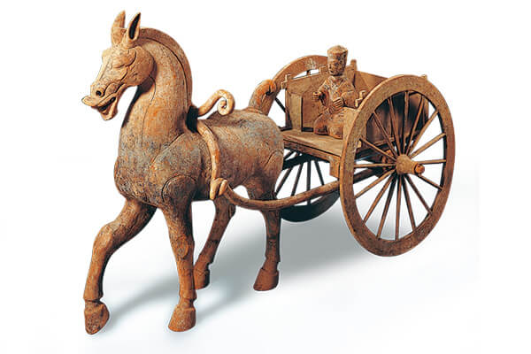 东汉．坐骑车马俑+东汉坐骑车马俑采分段法制作而成，车体结构清晰，如实呈现当时的马车形态。（图五）