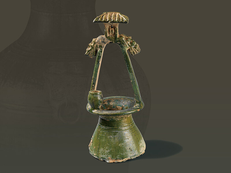 汉代．绿釉陶井+陶井包含井身、井架、辘轳与汲水罐，表面施以铜为着色剂的釉料，低温烧成绿色。（图一）