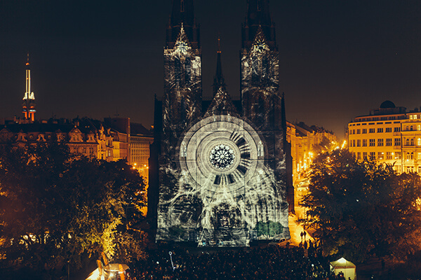 布拉格历年的「信号艺术节」巧妙利用投影，为建筑物穿上魔幻外衣，呈现虚实交错的趣味。