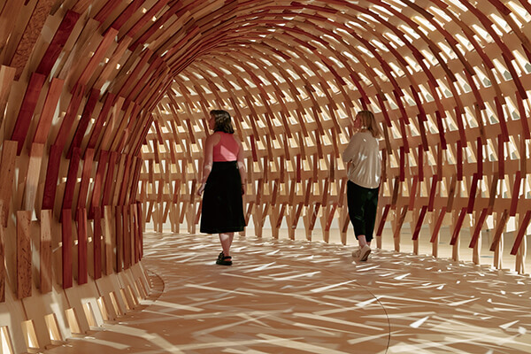 日本建筑家隈研吾与墨尔本当地艺术家Geoffrey+Nees合作推出的「植物廊」，构筑带有强大张力的木结构。+