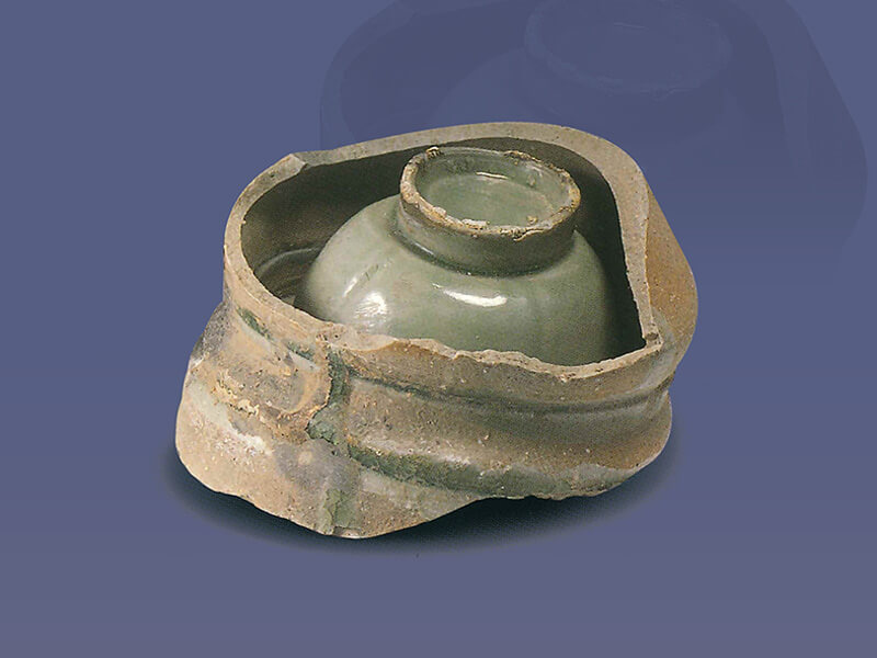 唐代．釉封接瓷匣钵+釉封接瓷质匣钵可以阻绝空气进入，让瓷坯在良好的还原气氛中烧出稳定的青绿色泽。（图一）+图片来源：《寺龙口越窑址》，页354，图彩图496。