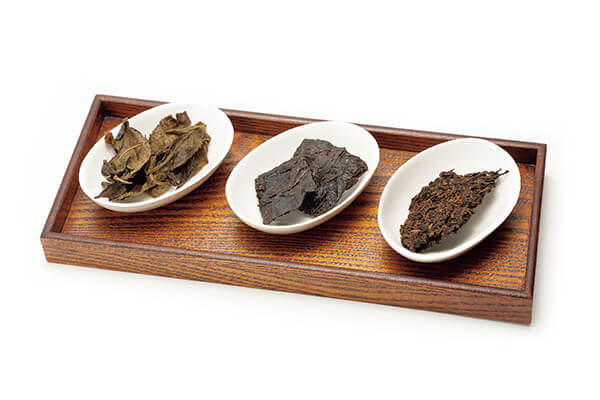 各种后发酵茶，左起为阿波晚茶、碁石茶、普洱茶。