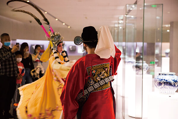 图二：博物馆常设展厅内的淮剧快闪活动