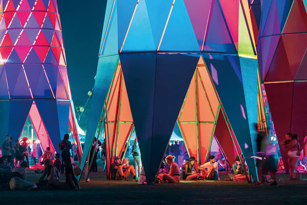2019年凯雷为科切拉音乐节创作了一系列色彩缤纷的塔楼。