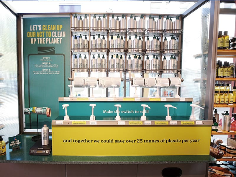 美体小铺在全球门市推出“填充服务站”（Refill Station），提供沐浴乳、洗发露、洗手液等产品的收费装填服务。