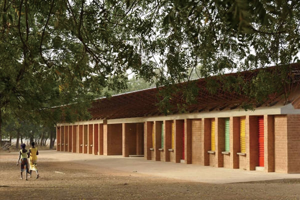 图五：甘多小学运用黏土砖制作，具有通风、隔热效果。（图源Kéré建筑工作室官网）