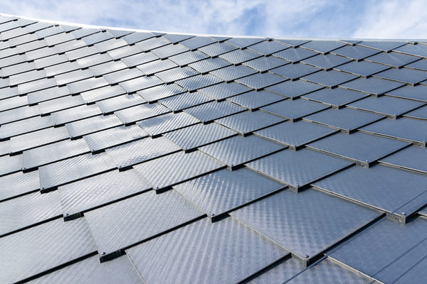 建筑屋顶外覆龙鳞式太阳能板，可产出洁净电力。