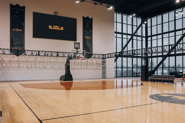 大楼内配有设备齐全的标准篮球场。