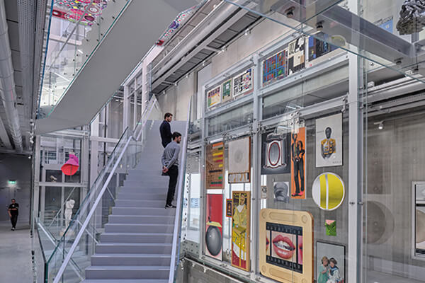 天井之间以Z字形交错的梯道，构成了参观与馆内移动的动线，让访客能感受被艺术品包围的氛围