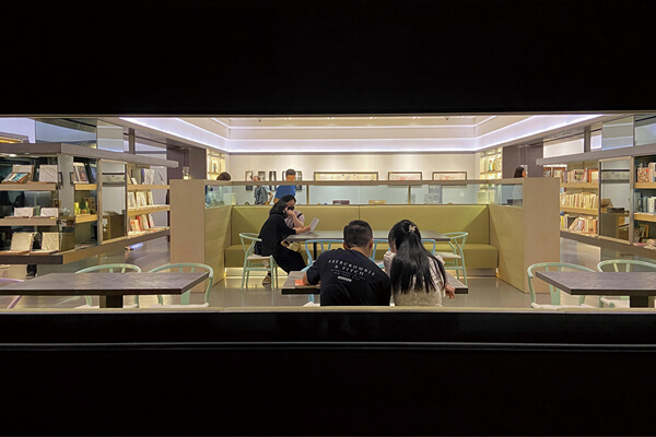 图一：位于博物馆咖啡厅空间的「浦东艺文主题书房」