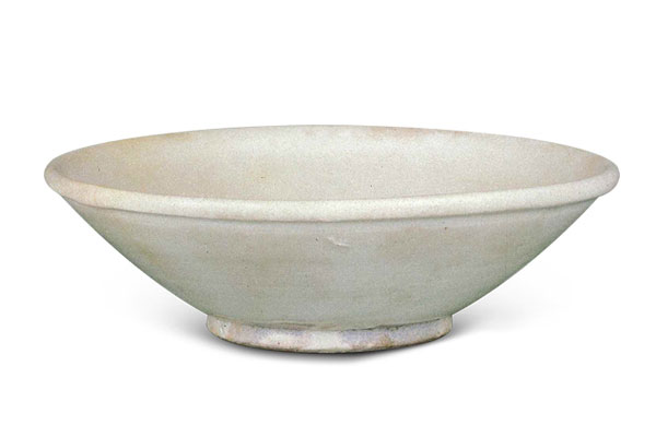 唐代．白瓷碗+此器由西僧坊迹出土，造形、釉色都与中国本地的唐代邢窑白瓷碗一致。（图三）+图片来源：《出土的中国陶瓷+12》，图13。