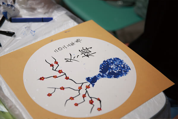 图四：参与夏令营的小朋友完成的青花瓷纹饰创作