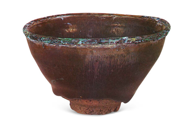 南宋．建阳窑黑釉碗 此件“新安沉船”出水的黑釉碗，与建阳窑产品一致，是宋末元初建阳窑的外销商品。（图三） 图片来源：《新安海底文物》，图225。