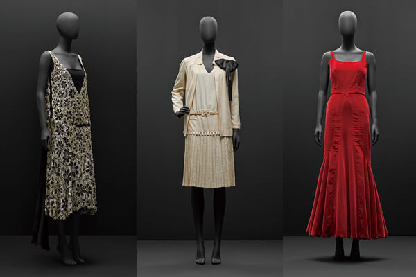 香奈儿在1926年以雪纺纱、网纱、串珠、亮片所设计的作品（左图）。香奈儿在1926年以塔夫绸设计的时装（中图）。香奈儿在1932年以丝绒设计的时装（右图）。