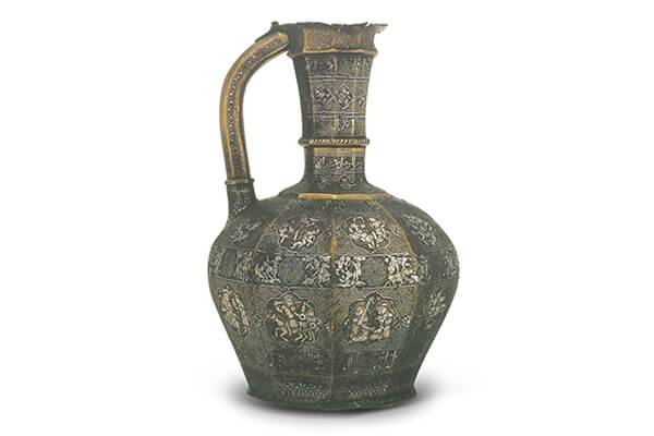 伊斯兰嵌银铜壶（公元1232年）+此器为公元1232年伊拉克摩苏尔地区所制作，是元青花八棱执壶所模仿的原生器形。（图二）+图片来源：《世界美术全集+东洋编17》，页51，图42。