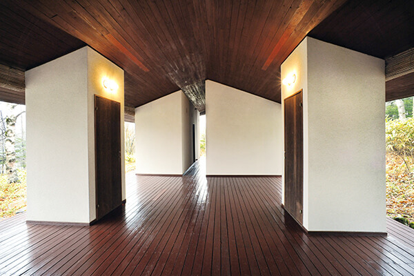 「山川山庄」透过宽敞走廊串起不同生活机能，模糊了室内与户+外的界线。