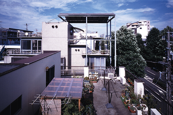 「GAZEBO」住宅以开敞露台与屋顶花园，增加邻里互动。