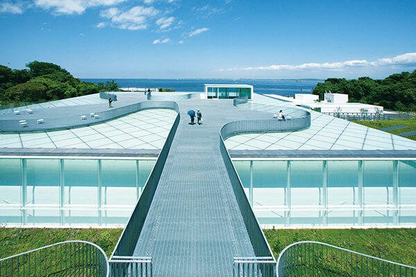 横须贺美术馆设计了环形入口，以富有动感的曲线，呼应美术馆夹处于群山之间的条件。